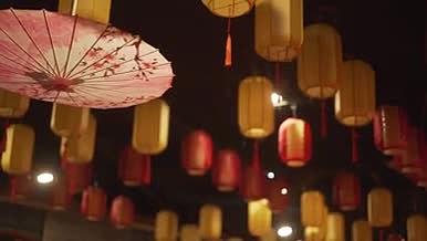 油纸伞灯笼高清实拍夜景视频的预览图